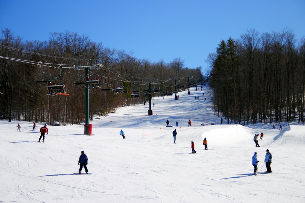 People enjoying a gorgeous day of Bretton Woods skiing